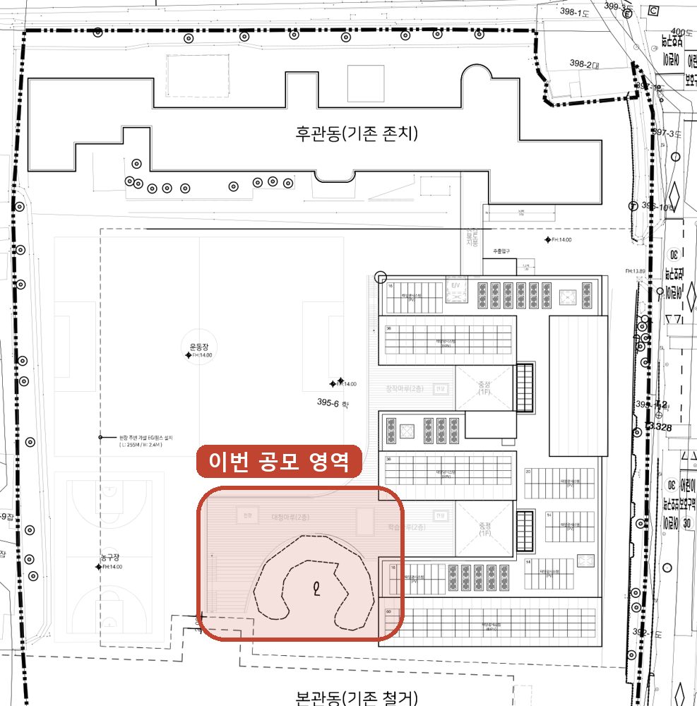 학교 배치도. 운동장과 농구장 옆, 새 교사동의 남서쪽 모퉁이에 공모 영역이 빨간 테두리로 표시되어 있다.